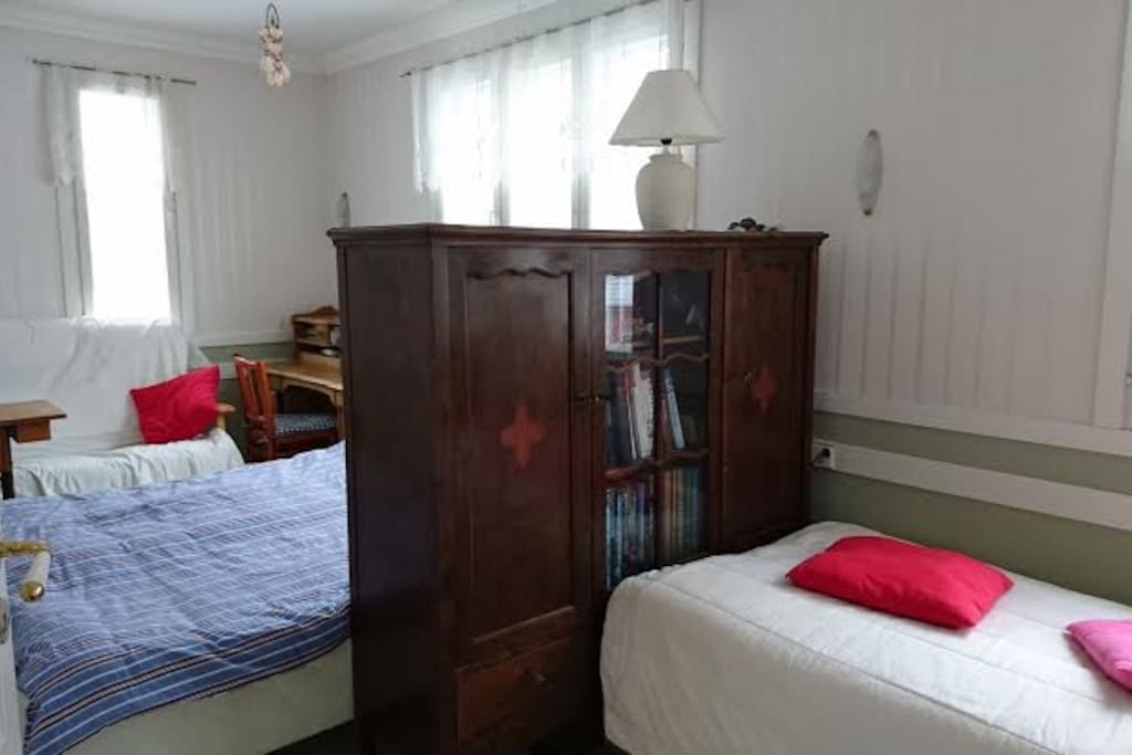 Guest Bedroom: 1 double bed, 1 single bed which can be used as 2 matresses on the floor for 2.