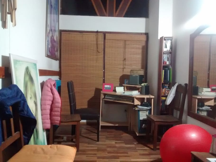 Zona común de trabajo/lectura. Está al lado de la habitación.