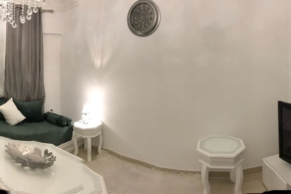 Salon peut accueillir 5 personnes mais 2 personnes pour y dormir