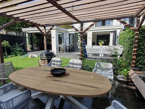 Spacious, luxurious family home, 8 adults +