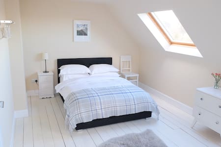 Luxury loft room near Royal Mile (free parking)