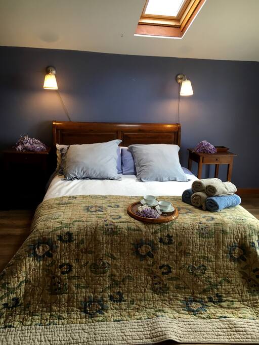 Habitación principal, en planta alta, cama de 160. Salida a terraza.
