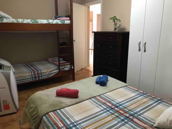 Во оваа соба имате 1 кревет на спрат и 1 брачен кревет (широк 125 - 149 см). Прозорецот е широк.