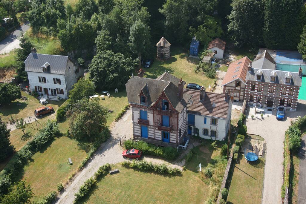 Vue aérienne du domaine avec son pigeonnier et la falaise