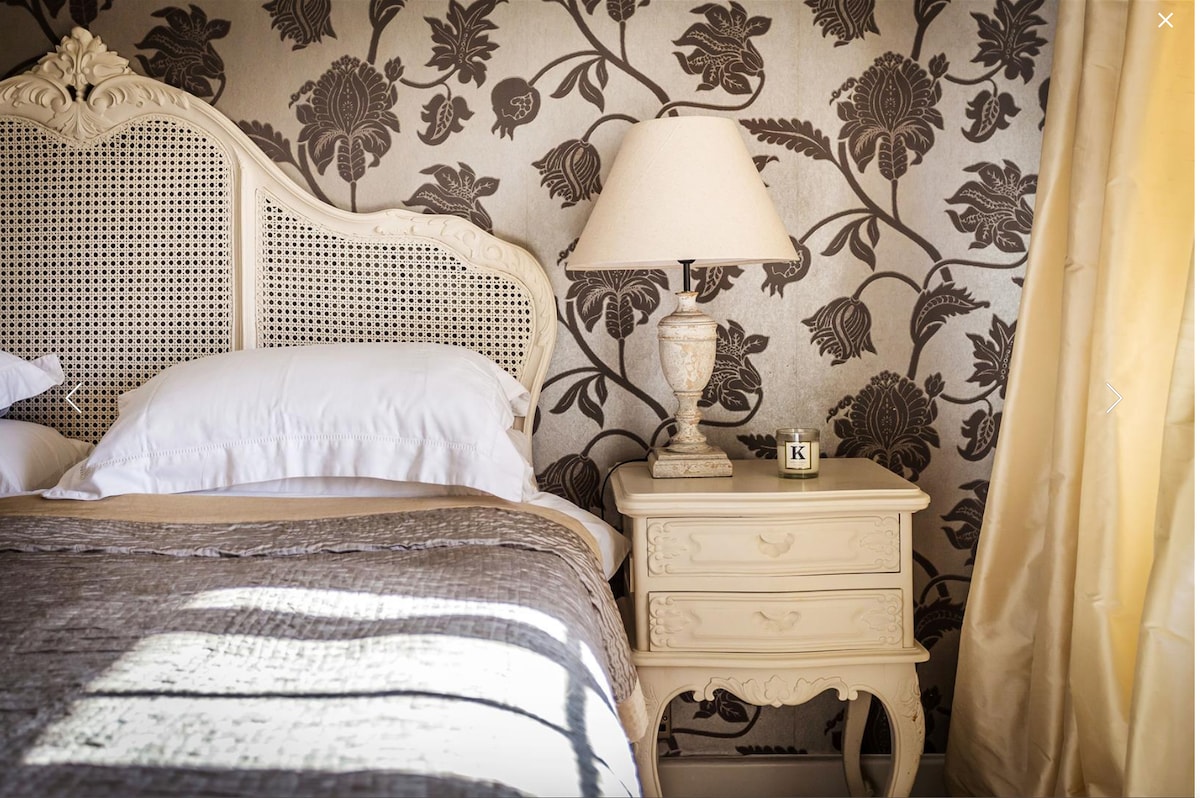 dhoma kryesore e gjumit e vizitorëve në pjesën e shtëpisë së shekullit të 15-të 