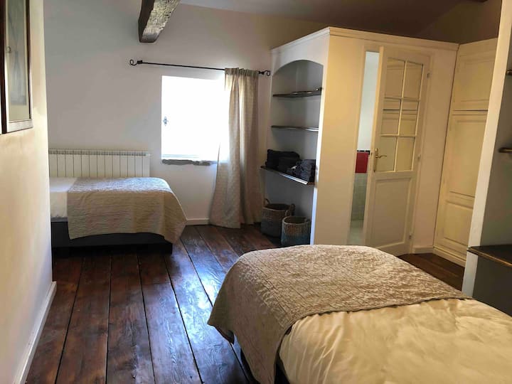 The third bedroom has 2 times a single bed (90X200) and a private shower and toilet