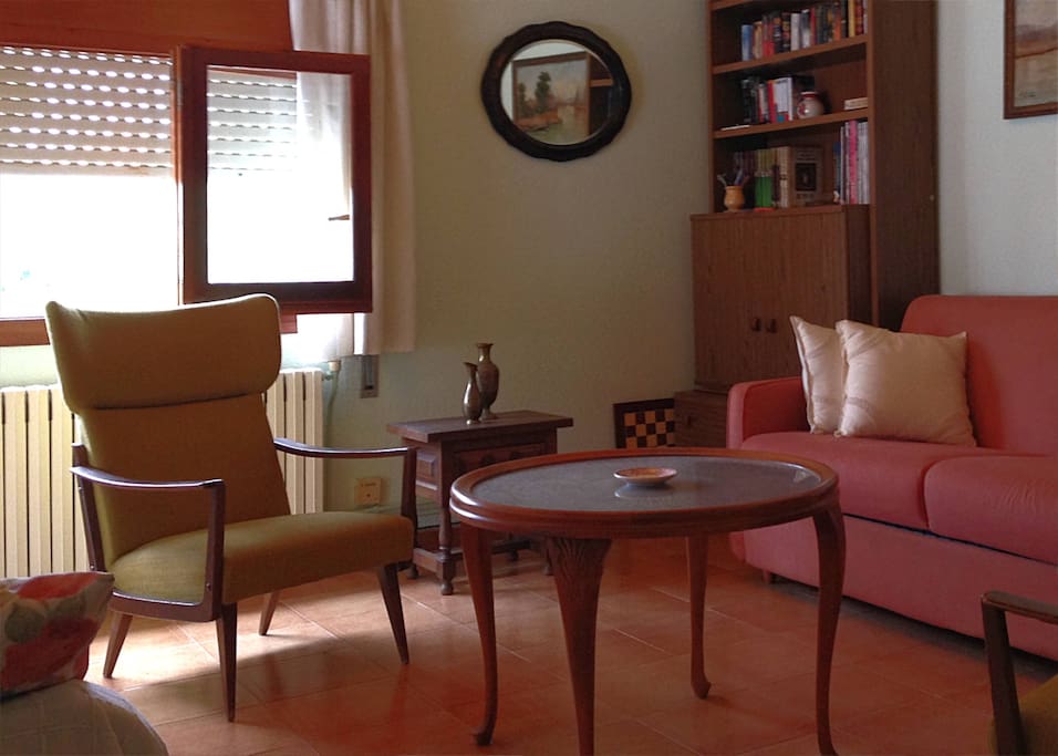 Zona de estar en el altillo. Ideal para leer, juegos de mesa, etc.