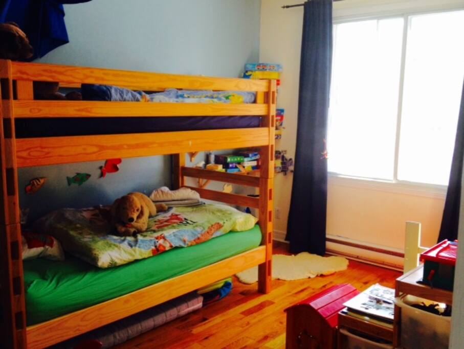 chambres d'enfants, lit superposé, matelas de qualité, jouets et livres à votre disposition