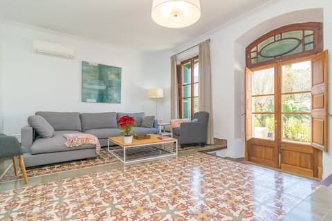 Propiedad de Airbnb exitosa: VILLA SA TORRE.( 20 meters from the beach) en Sóller