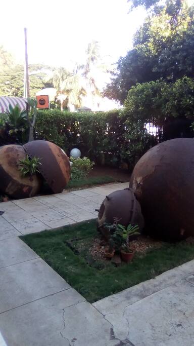 Bello jardín con piezas de los centrales de la Cuba de los siglos 17 y 18.