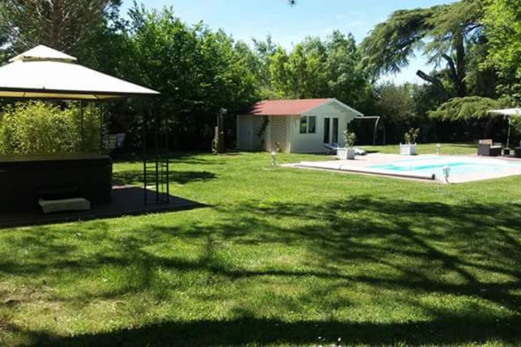 Piscine et spa avec coin détente