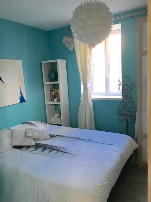 Chambre lit 160, draps fournis, rangements.