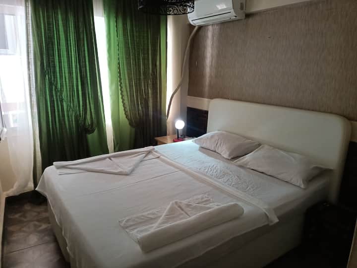 Denize Sıfır Merkezde Otel Odası - Marmaris