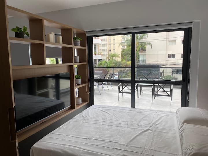 Suitë dyshe, me televizor 55 inç, dollapë, tarracë dhe ajër të kondicionuar 