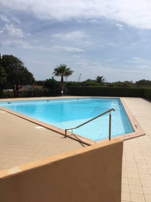 Piscine commune aux deux résidence avec accès par codes ,grandes plages en bordures de la piscine avec 50 cm d’eau ,et escalier pour accéder ,sécurité enfants, larges pourtours de repos