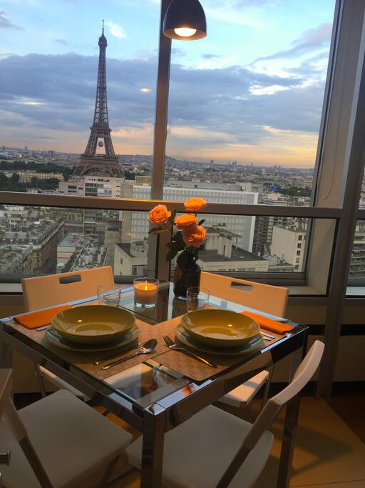 Un dîner romantique face à la Tour Eiffel
A romantic dinner in front of the Eiffel Tower
