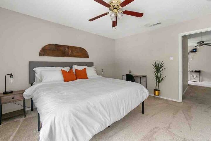 მე-2 სართული: საწოლი პრემიუმ კლასის მატრასით. Ღამის სადგამები, სანათები, სამუშაო მაგიდის სივრცე. 
Მუქი ჟალუზები ფანჯრებზე.
Შედით კარადაში. 