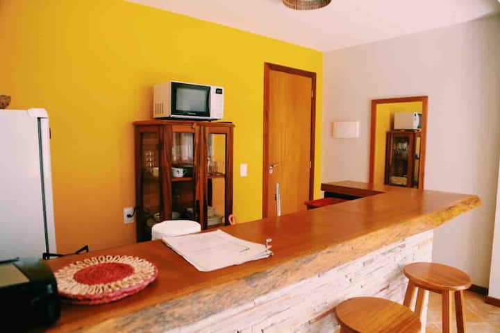 Апартамент 2 с американска кухня, оборудван с хладилник, микровълни, готварска печка, кафемашина, машина за сандвичи и прибори за 4 души.