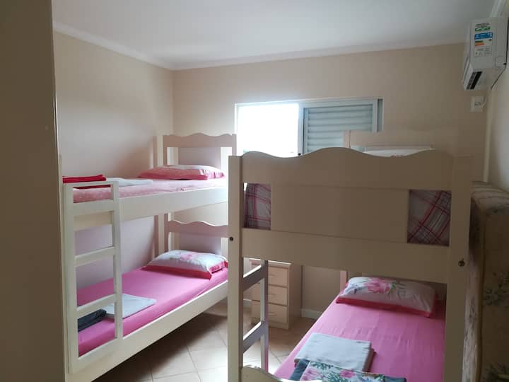 Dhoma 02 me 04 krevate (02 krevate marinari) dhe ajër të kondicionuar të ndarë.
