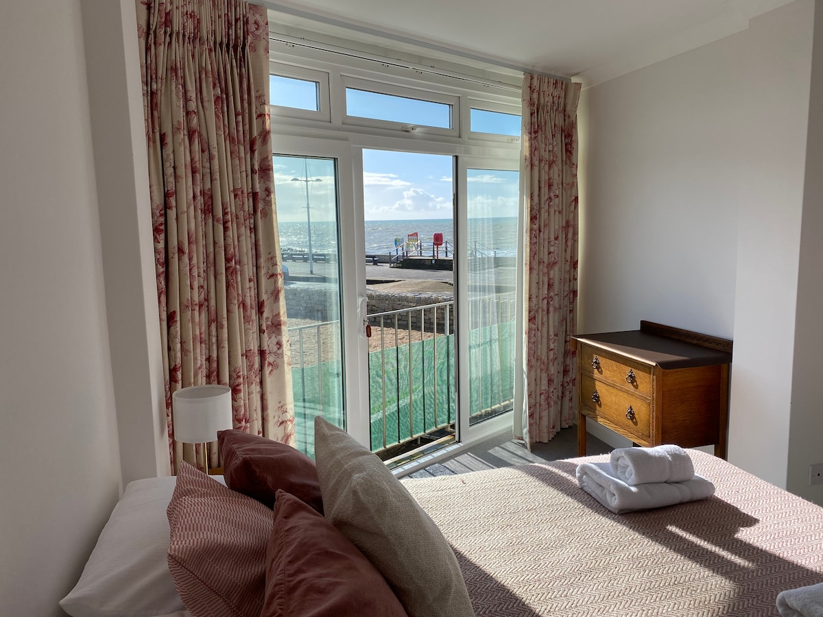 Hlavná spálňa s výhľadom na more, izba má aj vlastnú kúpeľňu (WC a umývadlo)
