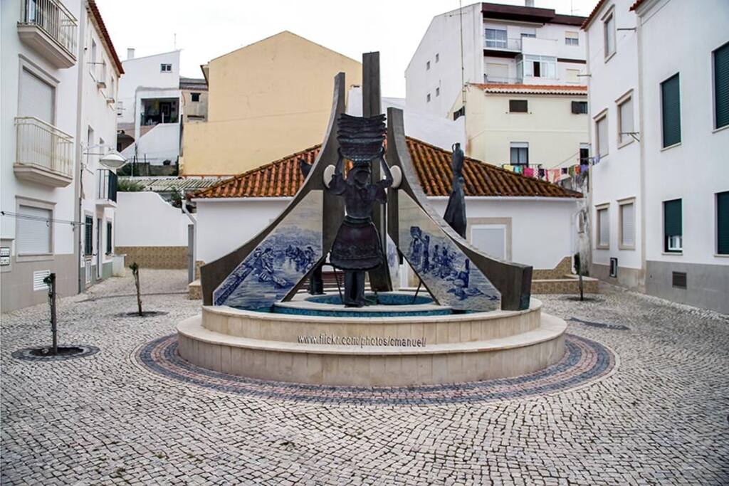 Monumento á Mulher da Nazaré.