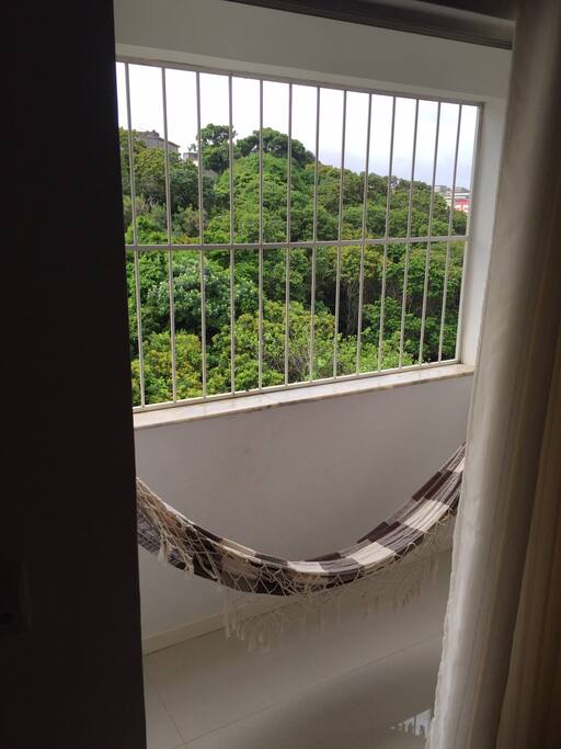 Varanda com excelente espaço para descanso e leitura.