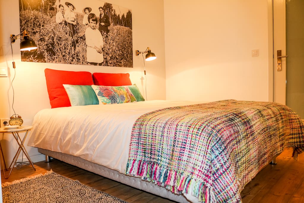 Quarto com Tv de ecrã plano.