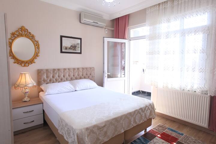 Ground Floor Flat for 12 Pax in the BlueMosq Area! gallery image 2