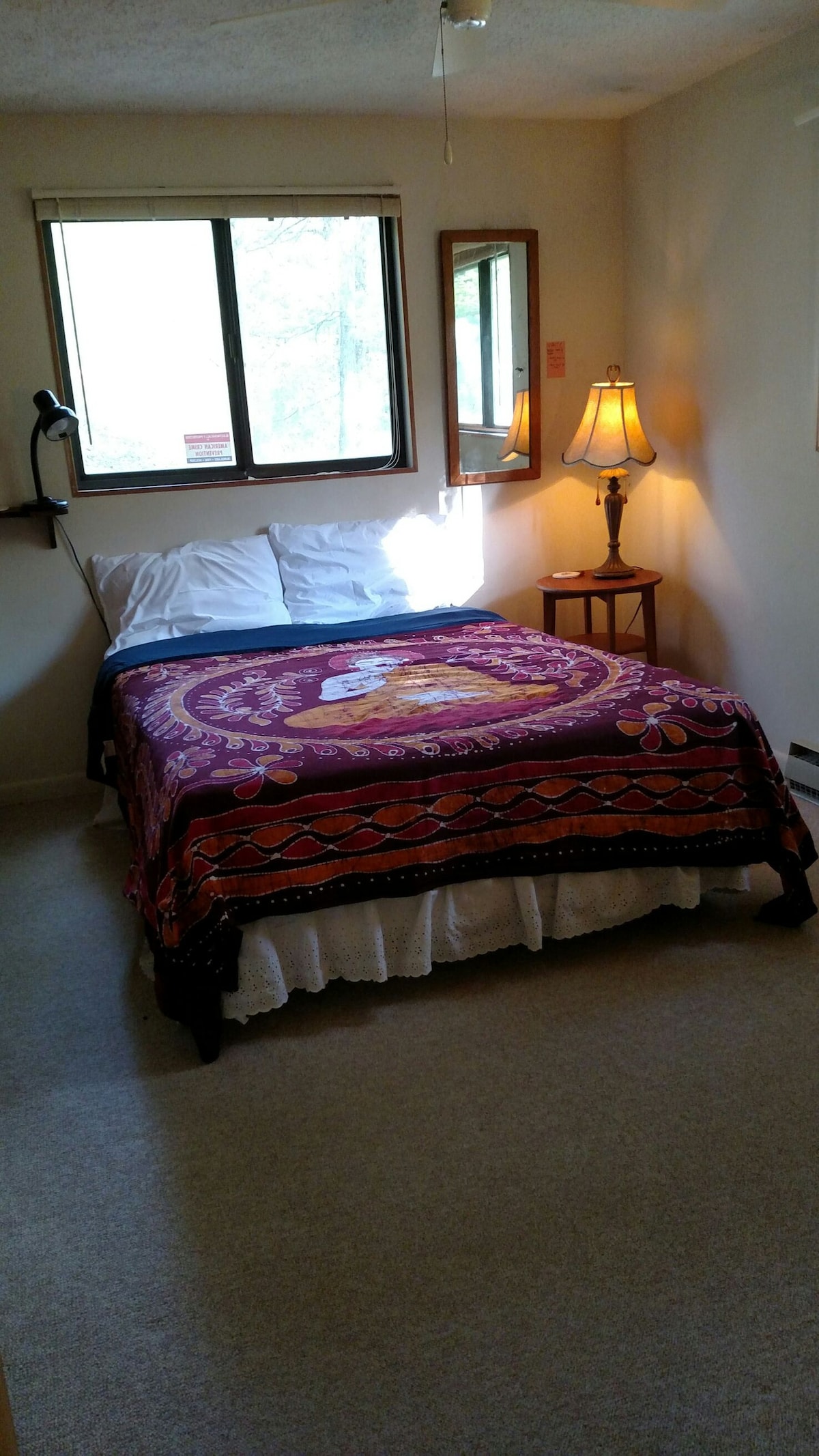 חדר שינה ראשי (מיטה זוגית מלאה)