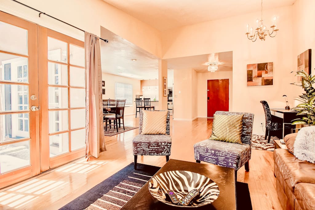 Airbnb Elegant Bungalow - Clean. Spacious. Great location