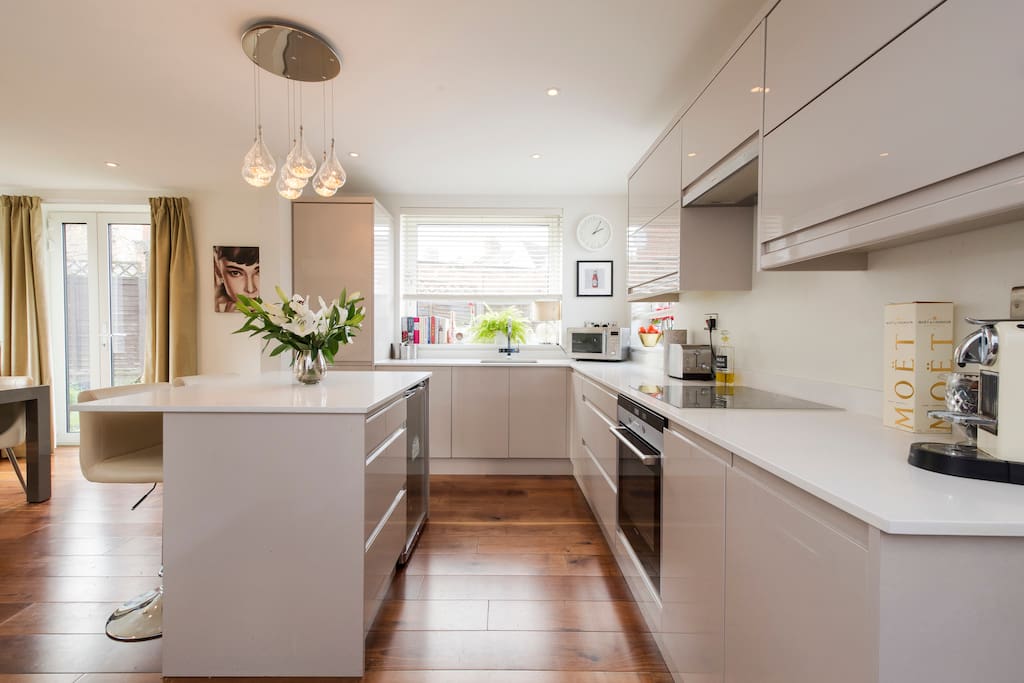 Beuatiful well equipped kitchen.
