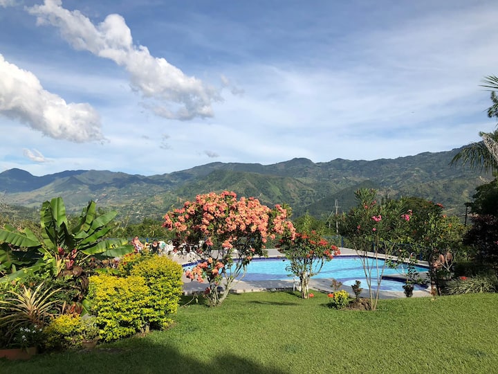 Cottage with pool and great view close to Medellin