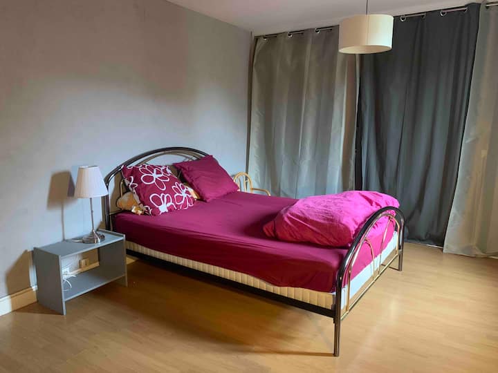 חדר שינה 1
חדר שינה ראשי (או לא) עם פינת עבודה וארון גדול מאוד. חדר זה משרת את חדר השינה. החלון נפתח לגינה. 