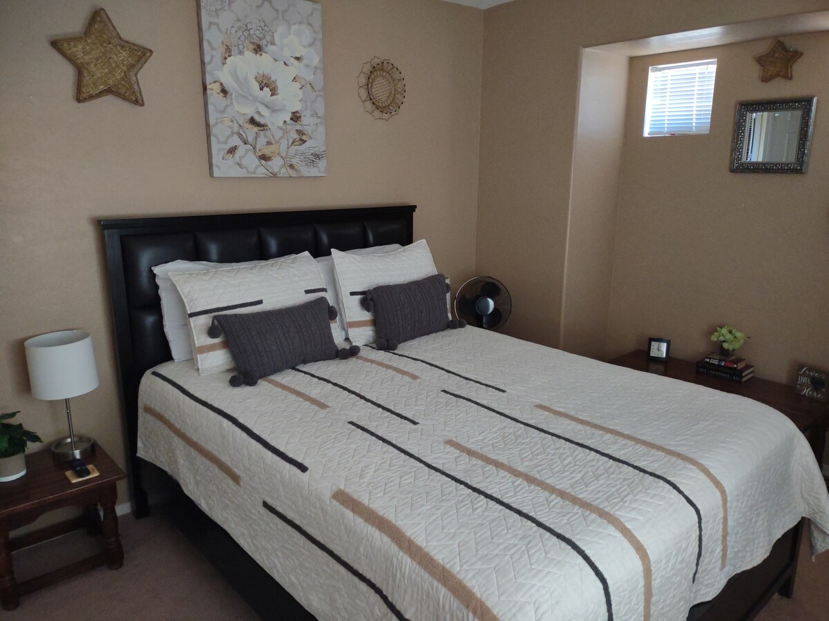 Dormitorio en la planta superior con cama tamaño queen y TV inteligente. 