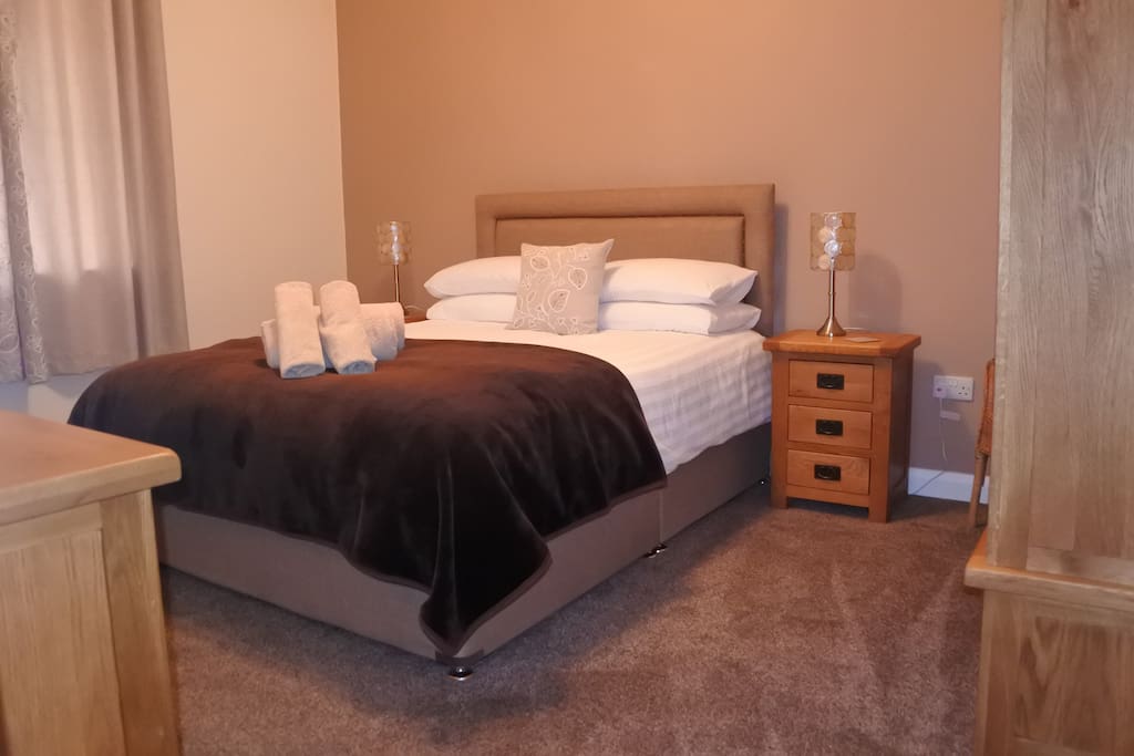Master Bedroom. Kingsize bed with En-suite