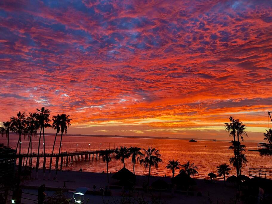 Los más bellos atardeceres a solo una cuadra, Malecón de la Paz BCS.