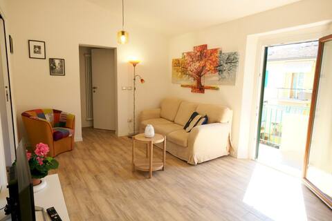 Charming lighty Flat finely decorated