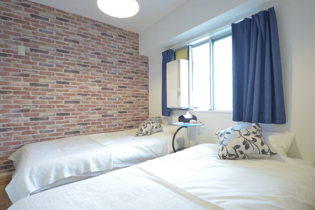 お洒落(シングルベッド2台)
Stylish bedroom (2 single beds)