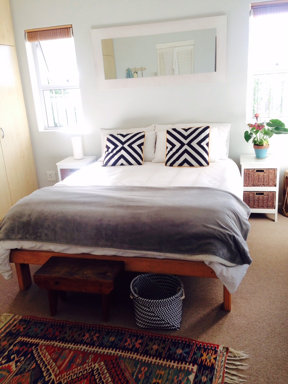 Chumba kikuu kina bafu la chumbani lenye bafu