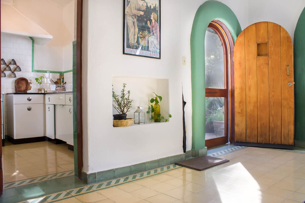 Entrada con vista a la cocina/Front door view and partial view of kitchen.