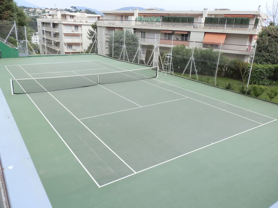 The residence's tenis court