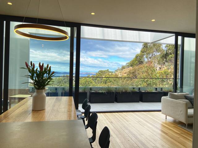 Stunning home with Breathtaking Views gallery image 3