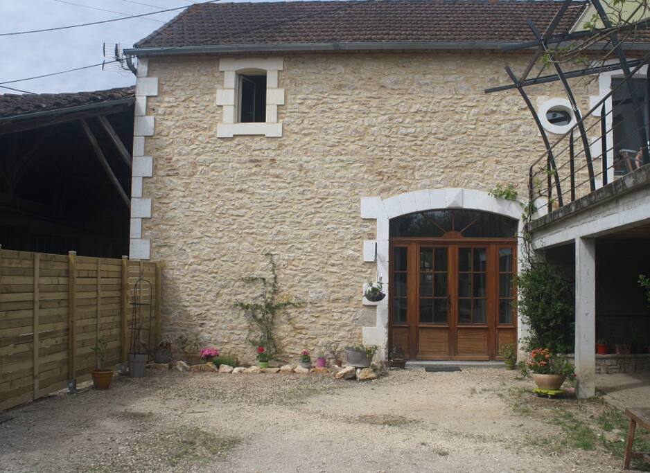 Entrée du gite avec 2 places de parking
