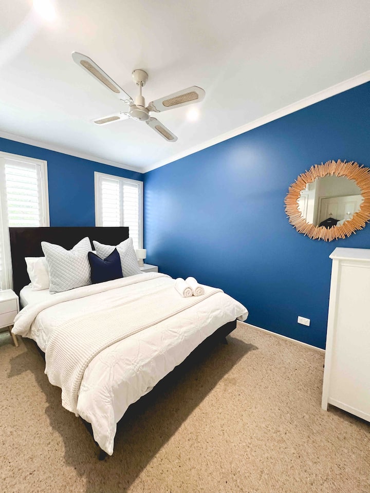 Segundo dormitorio con cama tamaño queen cómoda con ropa de cama de calidad y toallas Sheridan.