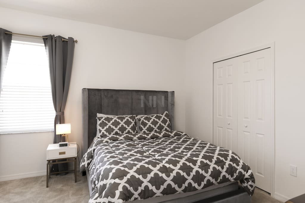 1 Queen Bed