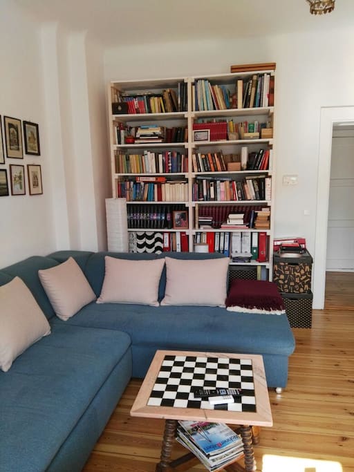 Wohnzimmer mit gemütlichem Sofa