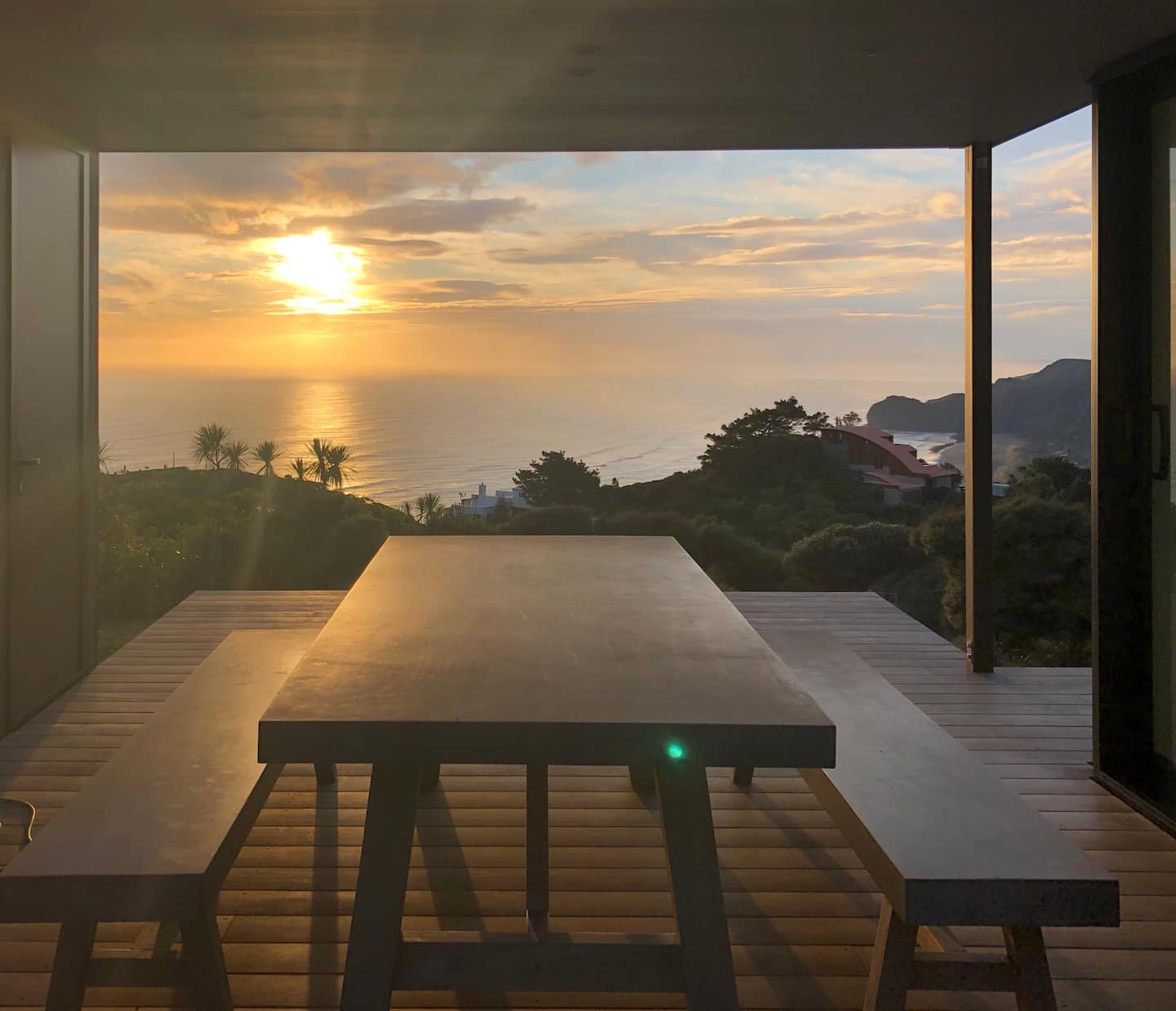 Piha Designer House - Ocean Views - 2 Brm 1