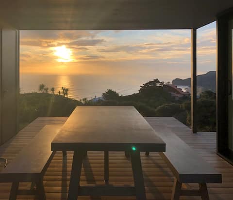 Piha Designer House - Ocean Views - 2 brm