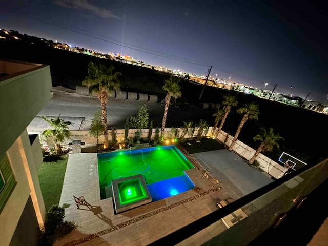 Large modern home by the Strip w/ great amenities