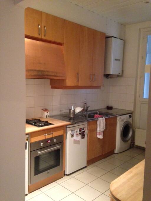 cuisine equipée avec grande table